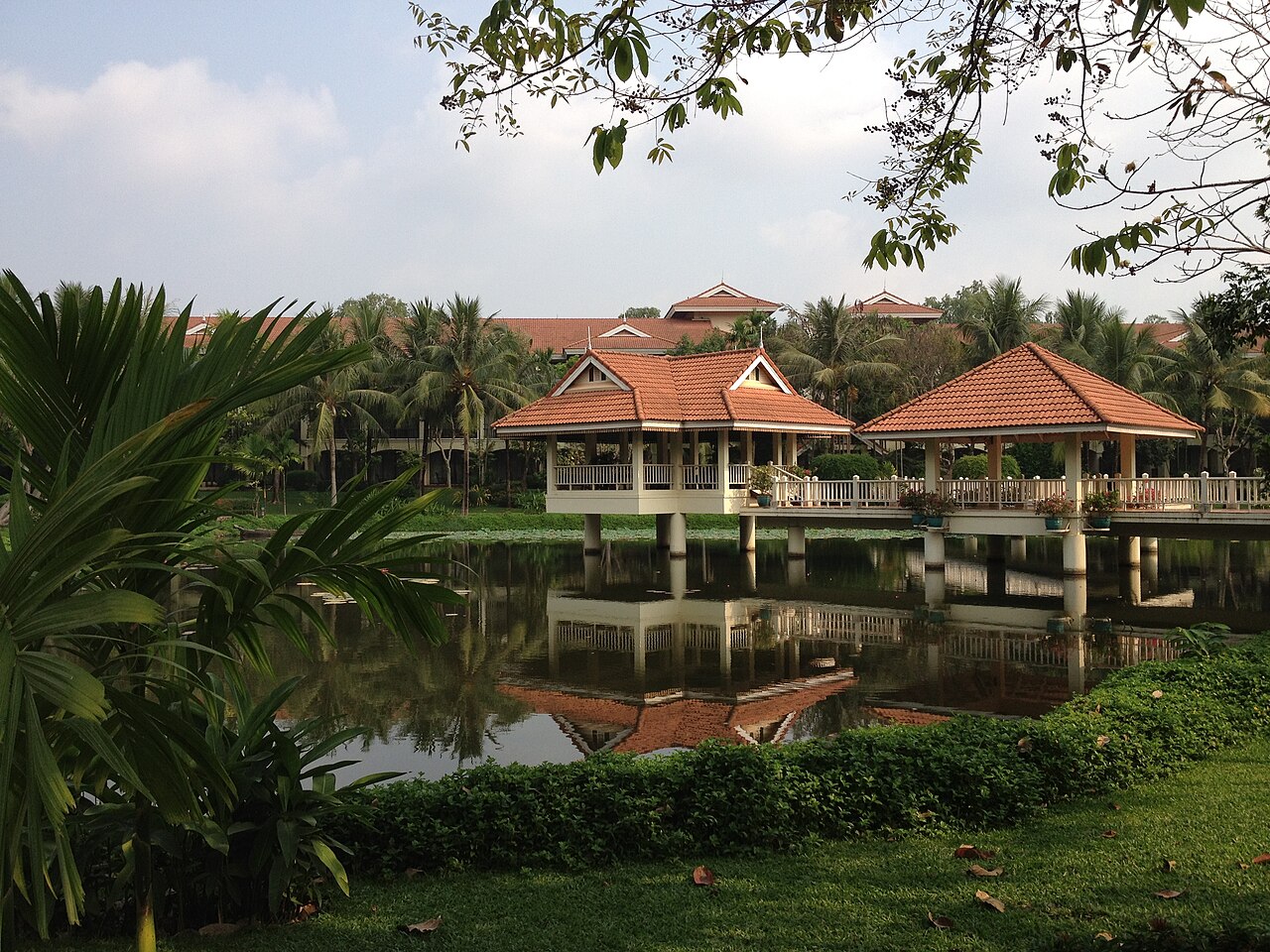 សូហ្វីតែល អង្គរ ភូគីត្រា ហ្គោល និង ស្ប៉ា រីសត photo